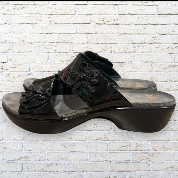 Dansko ‘Donna’ Black Patent Sandal With Flower Size 40 US Sz 9 9.5 10 - Picture 4 of 10